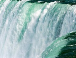 В Китае на одном из небоскребов появился 108-метровый водопад