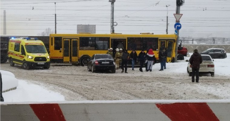 В Ижевске на улице Новоажимова автобус врезался в столб