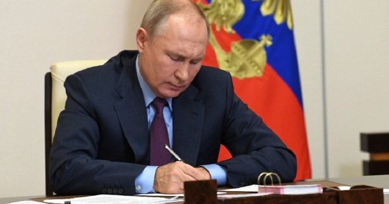 Путин увеличил минимальный размер оплаты труда до 13 890 рублей 