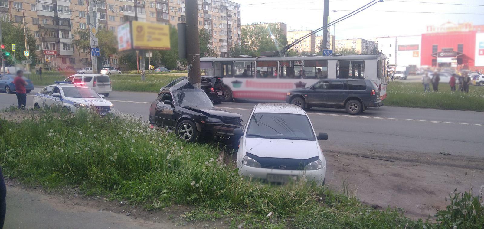 В Ижевске водитель выжил после удара автомобиля о фонарный столб // ИА  Сусанин - проверенные новости Ижевска и Удмуртии, факты и описания событий.