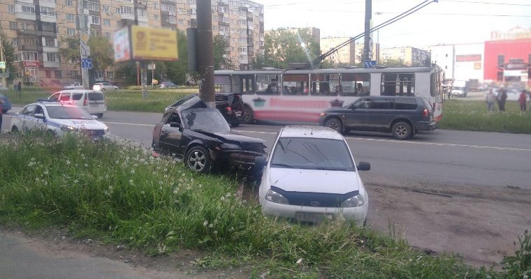 В Ижевске водитель выжил после удара автомобиля о фонарный столб