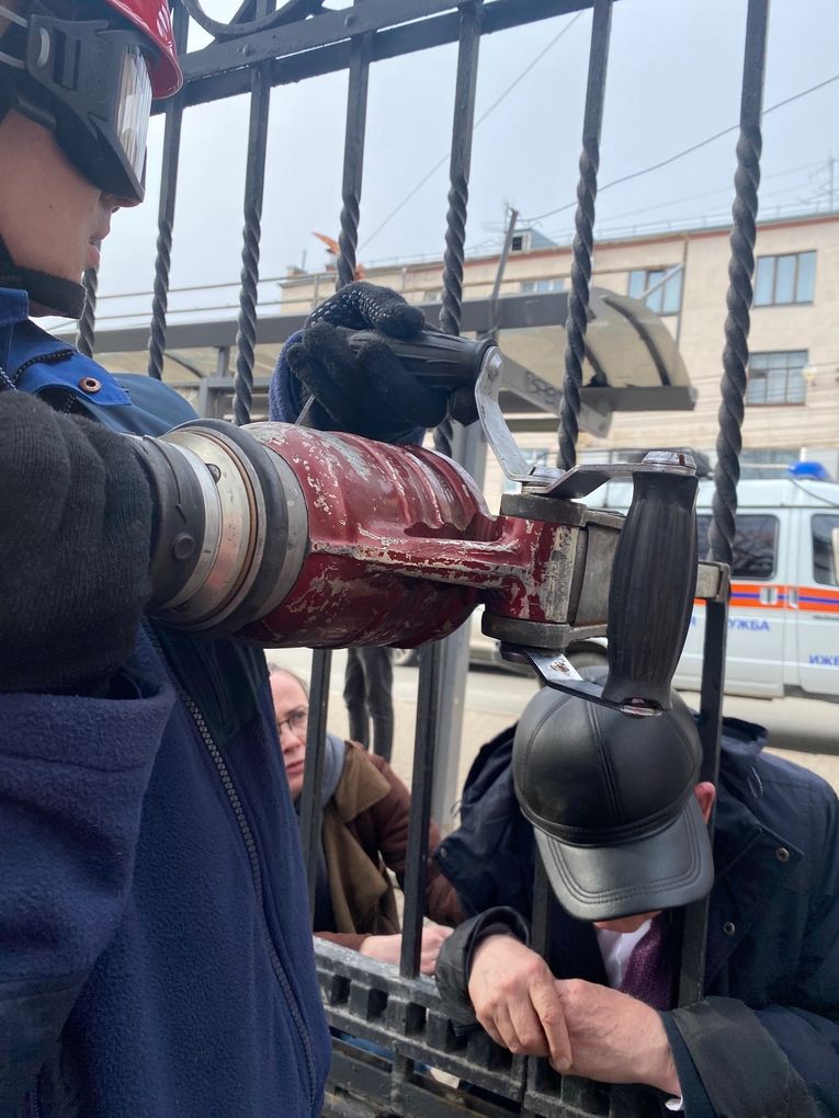 В Ижевске мужчина застрял головой в заборе собора Александра Невского