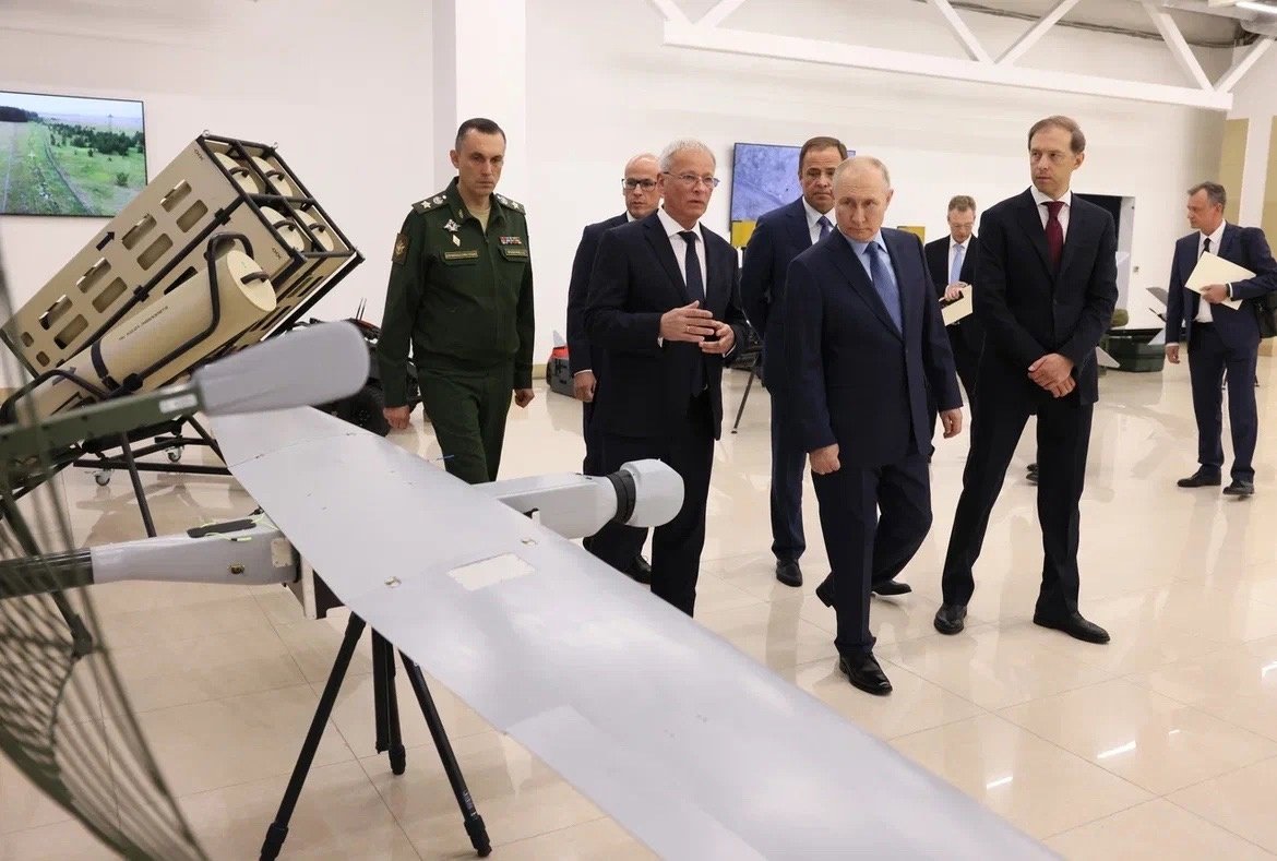 Владимир Путин осмотрел производство боевых беспилотников на предприятии Аэроскан в Ижевске