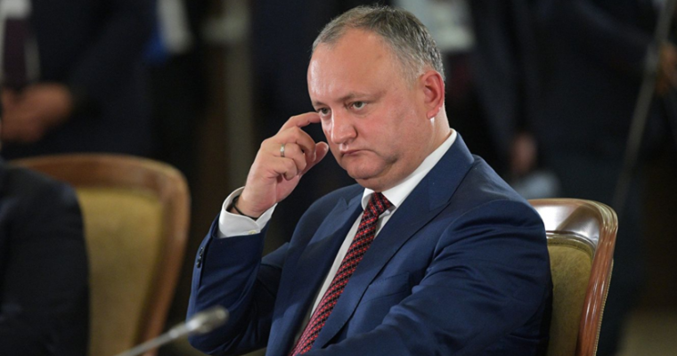 Президента Молдавии в пятый раз за год отстранили от должности