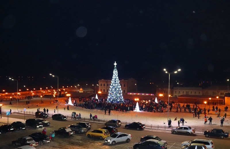 16 Дедов Морозов и Волк Забивака: в Сарапуле зажгли огни на главной ёлке города