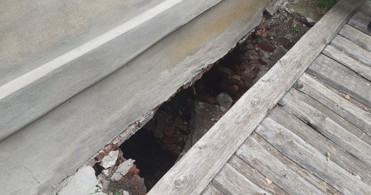 В Камбарском районе обрушилась часть стены двухэтажного дома
