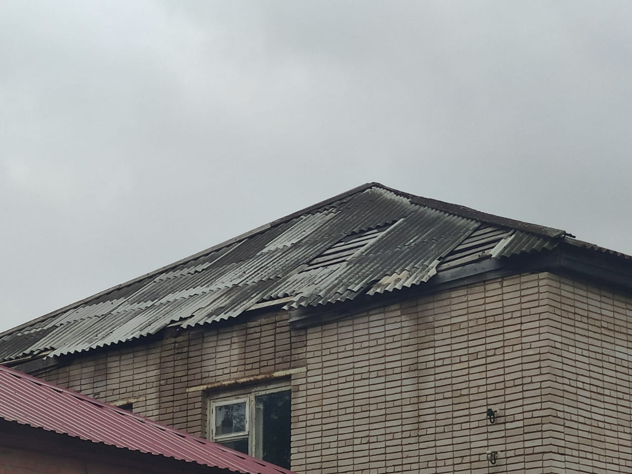 Последствия грозы: крыши трех многоквартирных домов повредило в Можгинском районе