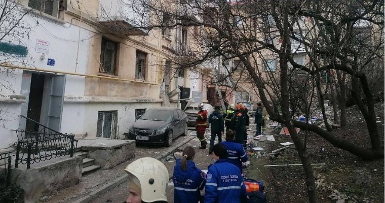 В Севастополе после взрыва газа эвакуируют жильцов пострадавшего дома