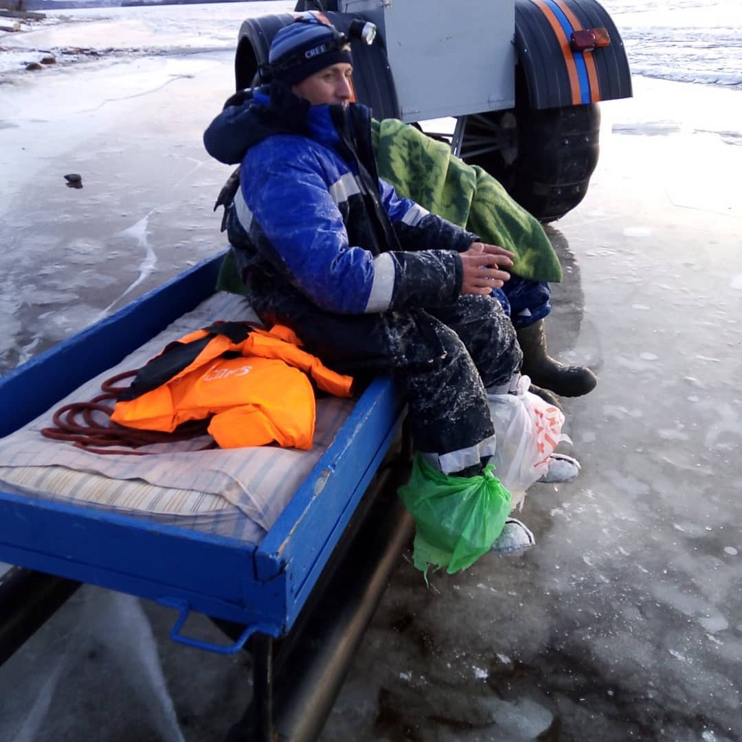 Рыбаки в Удмуртии спасли провалившихся под лед коллег