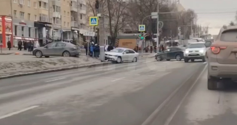 Женщина на «Форде» въехала в «Фольксваген» на улице Пушкинской в Ижевске