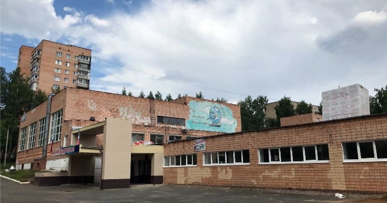 Власти Ижевска проинспектировали школу № 49, где во время ремонта протекла кровля
