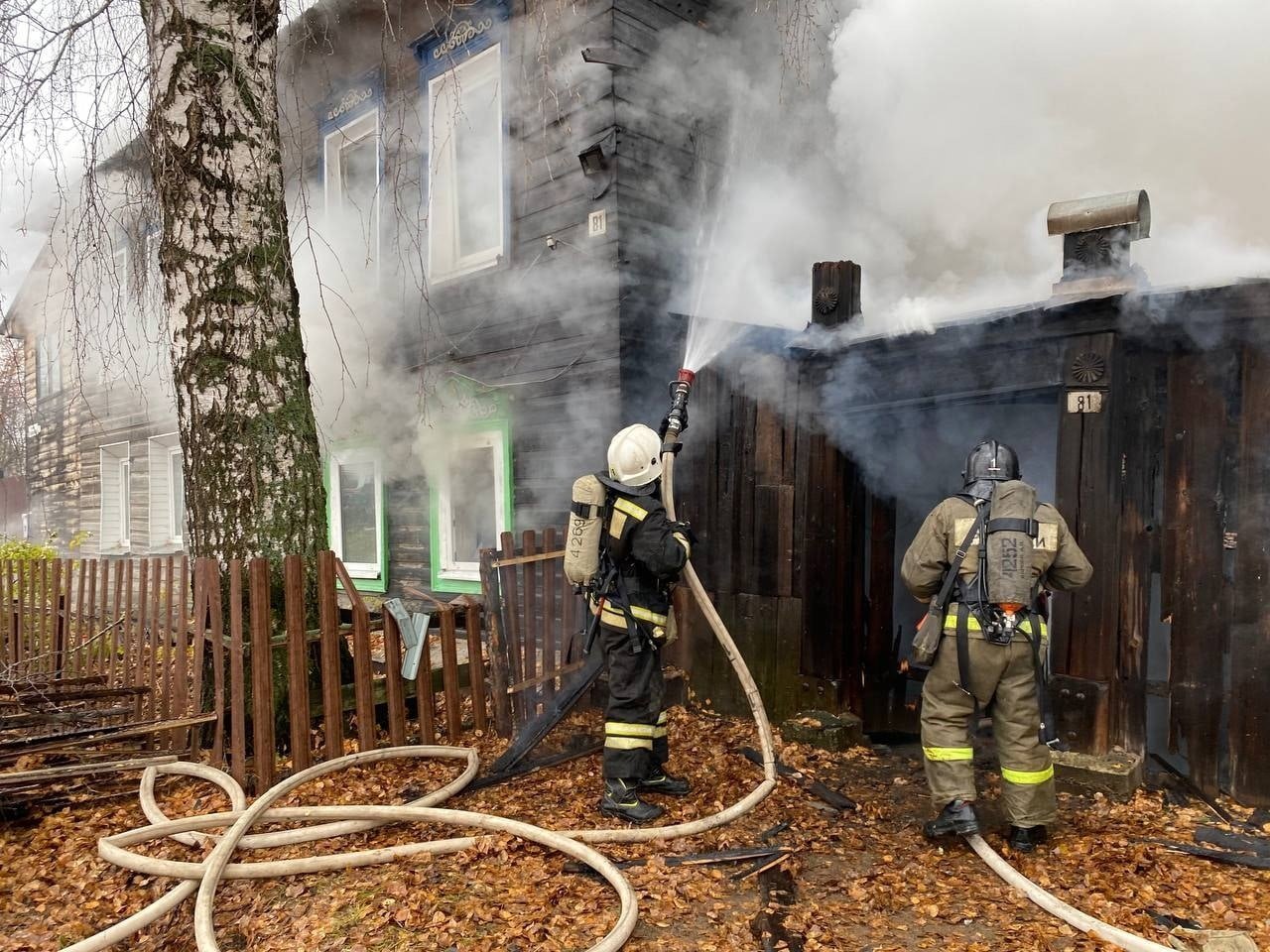 Двух детей эвакуировали из горящего барака в Воткинске