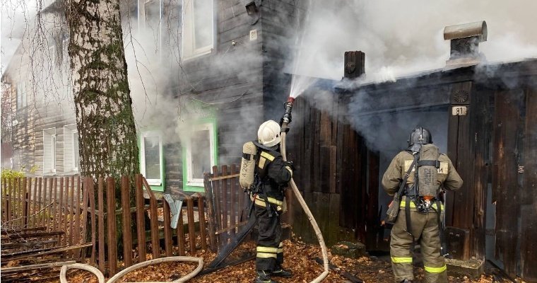 Двух детей эвакуировали из горящего барака в Воткинске