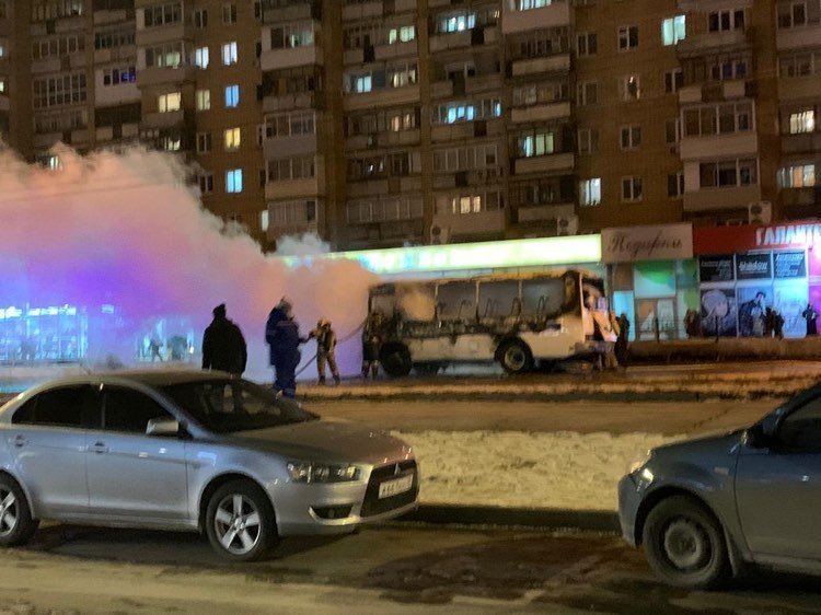 В Ижевске на улице Максима Горького загорелся автобус