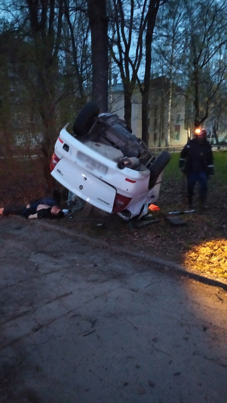 В Ижевске 20-летний водитель Рено разбился насмерть на улице Коммунаров