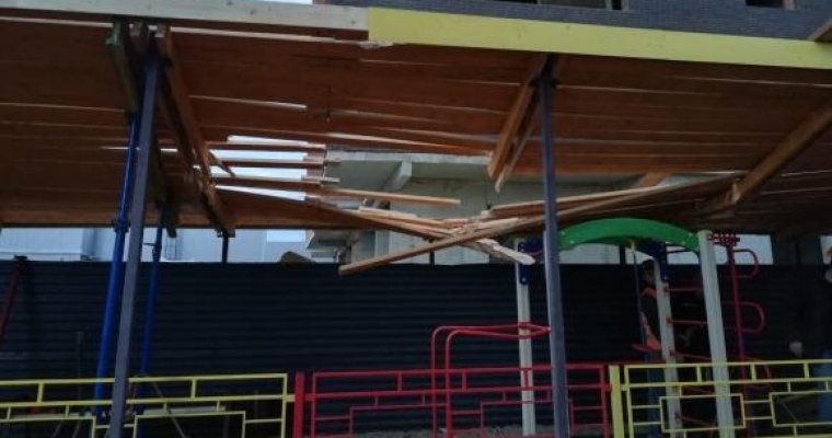Часть балкона строящегося дома в Краснодаре обрушилась на детскую площадку