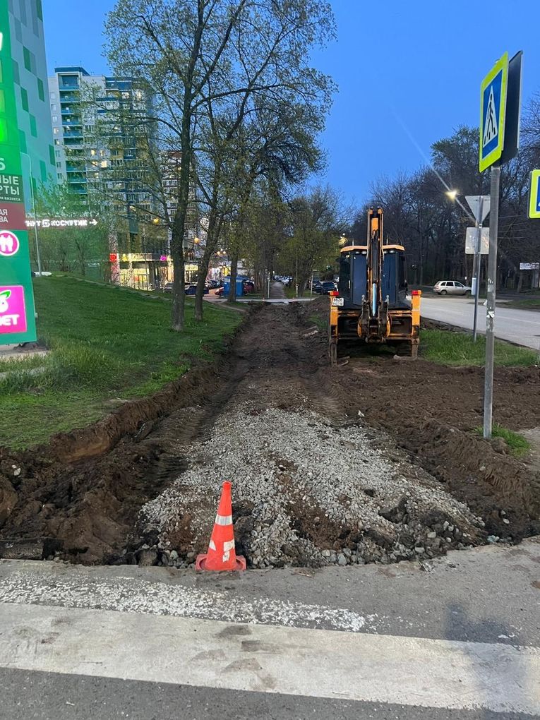 Вдоль улицы Советской в Ижевске начали демонтировать старый тротуар
