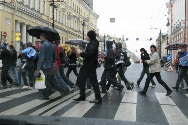 5 ноября воскресенье. Толпа пешеходов. Много пешеходов. Толпа переходит дорогу. Люди ходят по пешеходке.