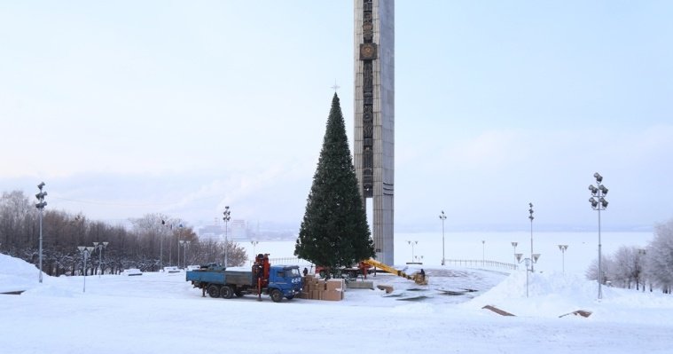 У монумента «Дружбы народов» в Ижевске установили 20-метровую елку