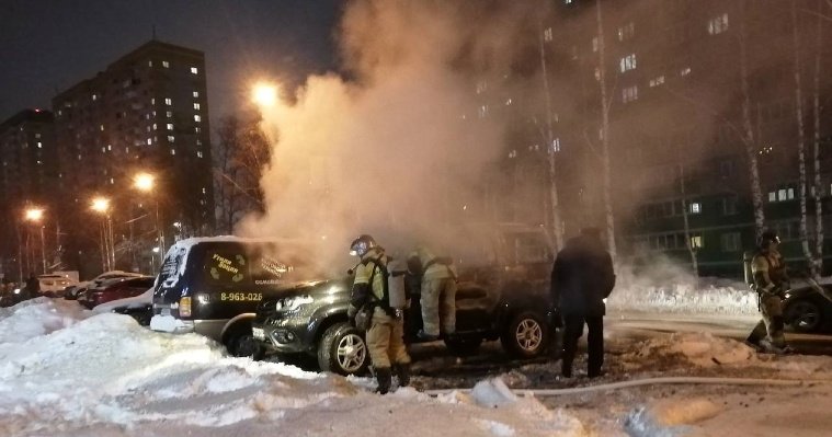 Из-за конфликта с братом жительница Ижевска разбила и подожгла его автомобиль 
