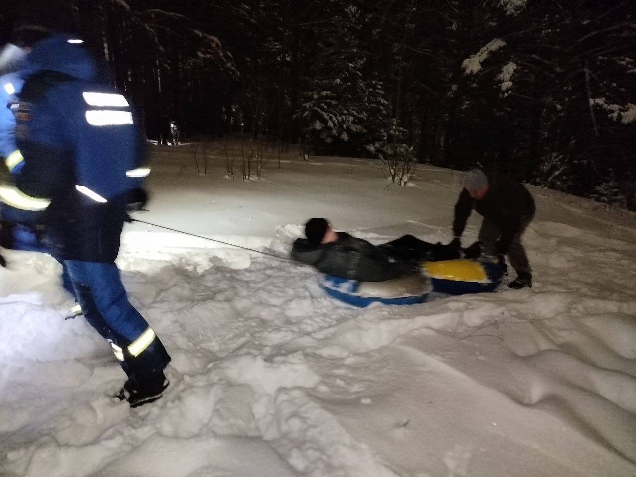 В Ижевске подросток повредил ногу во время катания на тюбинге и застрял в логу