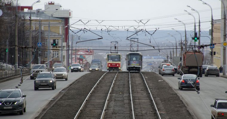 Катавшиеся на «колбасе» трамвая подростки в Ижевске разбили стекло транспорта