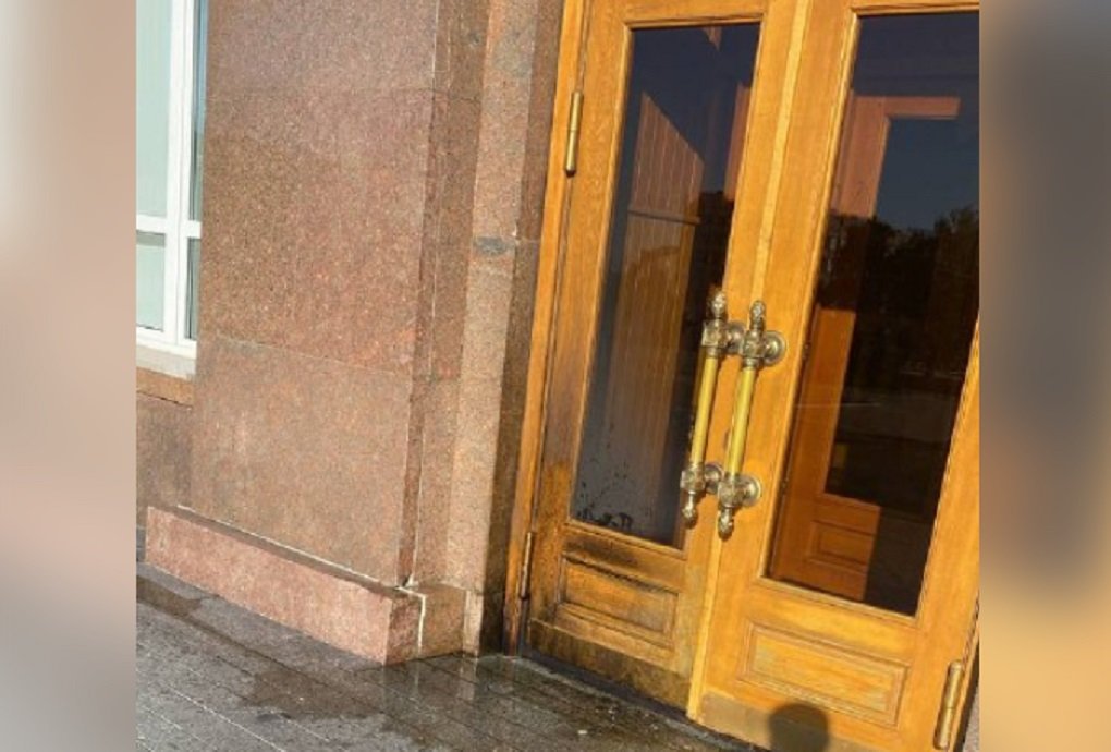 Здание администрации Орловской области забросали коктейлями Молотова