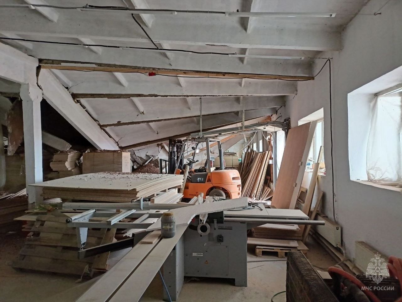 В цехе мебельного производства в деревне Старое Мартьяново обрушились потолочные плиты 