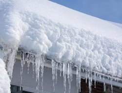 В городке Металлургов в Ижевске из-за снега обрушилась кровля многоквартирного дома