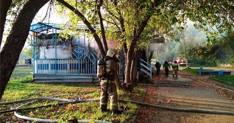Пожар в бывшем кафе «Кораблик» на набережной потушили в Ижевске