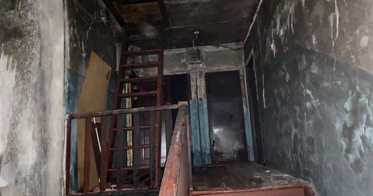 Десять человек из пожара в деревянном бараке спасли огнеборцы в Сарапуле
