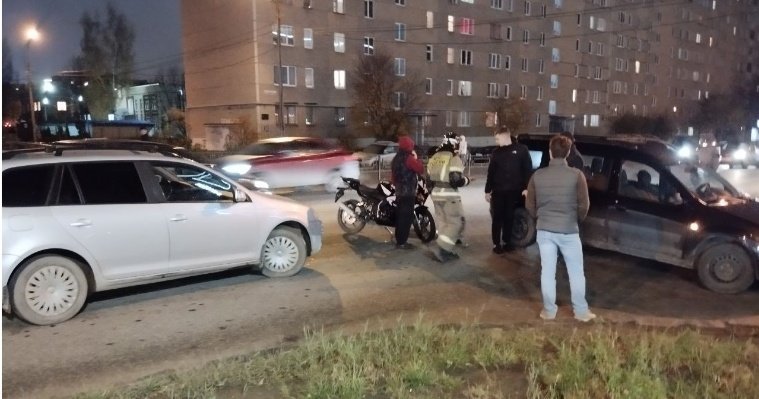 Не имеющая прав 18-летняя мотоциклистка пострадала в ДТП на улице Холмогорова в Ижевске