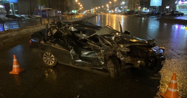 Легковушку с пьяным водителем смяло после удара о грузовик «Скания» в Ижевске