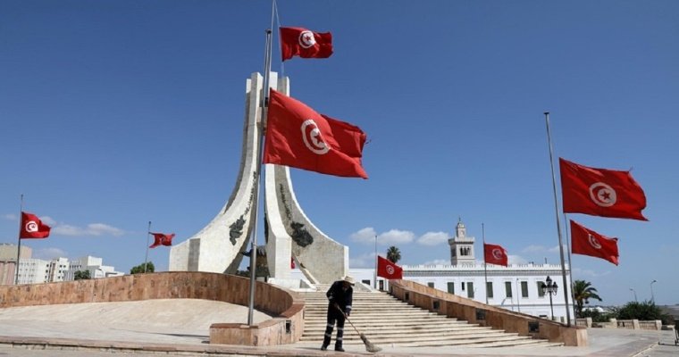Бронетехника взяла в кольцо здание парламента в Тунисе