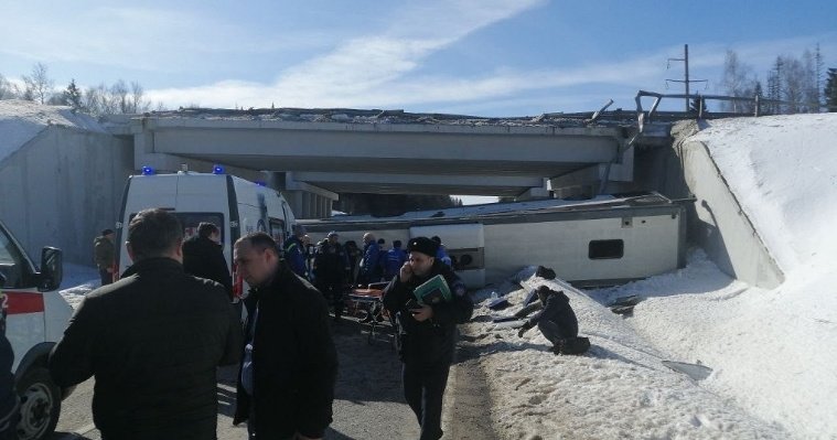 2 пассажира погибли при падении автобуса с моста под Волоколамском 