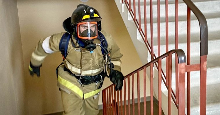 Пожарные Удмуртии провели состязания по скоростному подъëму на 27-й этаж