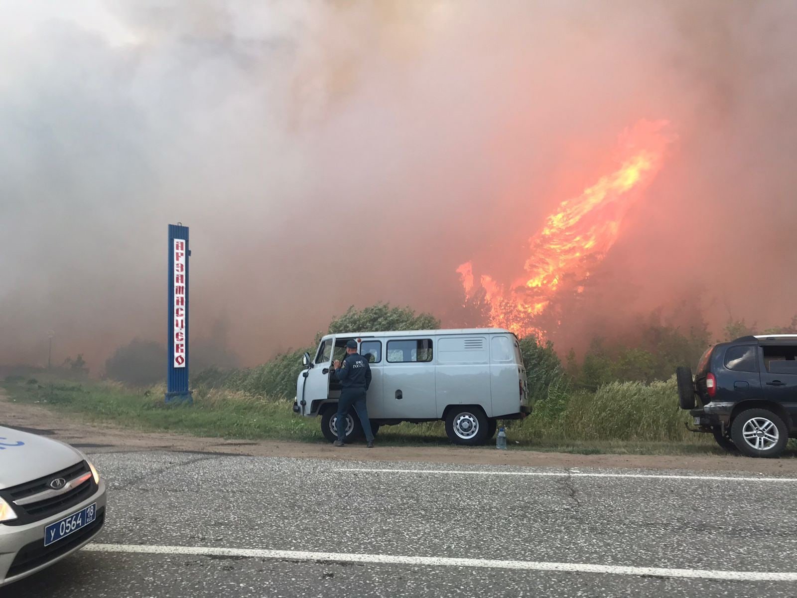 

На трассе между Сарапулом и Каракулино затруднено движение из-за лесного пожара

