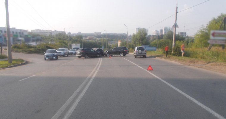 Массовое ДТП в Ижевске: четыре человека получили травмы при столкновении пяти авто