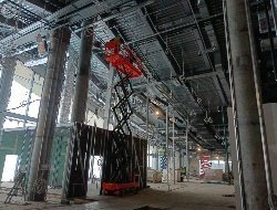 В новом здании Ижевского аэропорта запустили эскалатор и систему обработки багажа