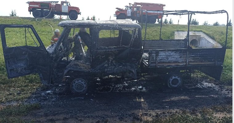 Автомобиль «УАЗ» загорелся после аварии на трассе в Удмуртии