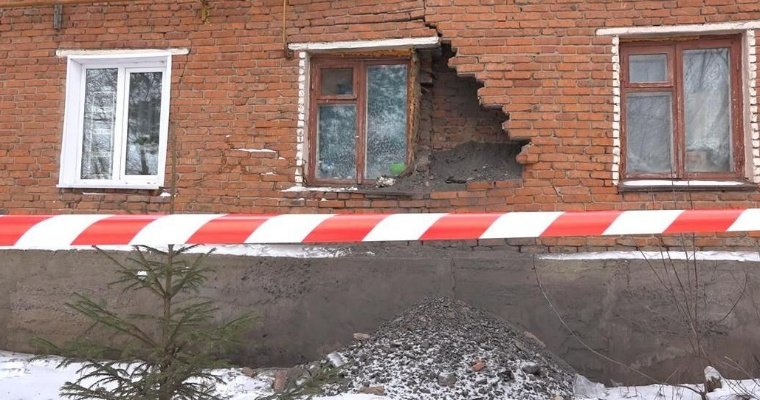 Прокуратура Удмуртии начала проверку по факту обрушения части стены жилого дома в Сарапуле