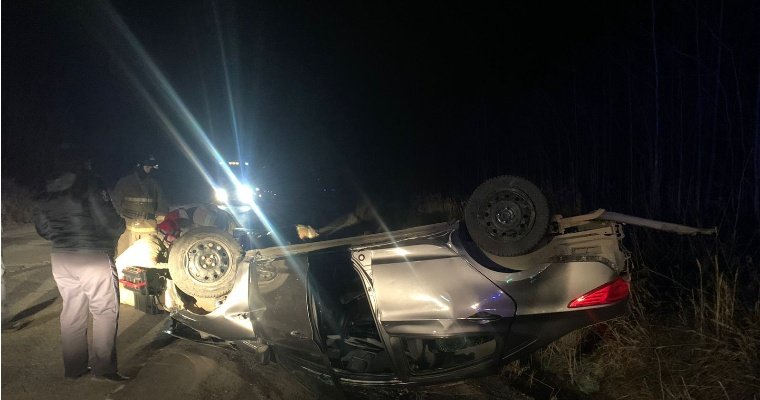 Два человека погибли в перевернувшемся автомобиле на дороге Воткинск-Чайковский
