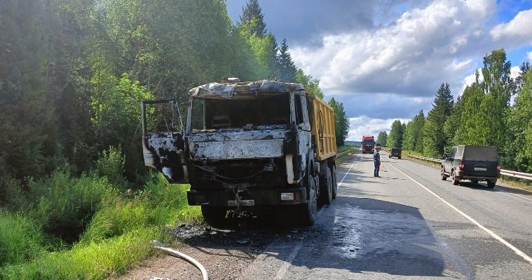 На трассе Ижевск-Игра загорелся грузовик