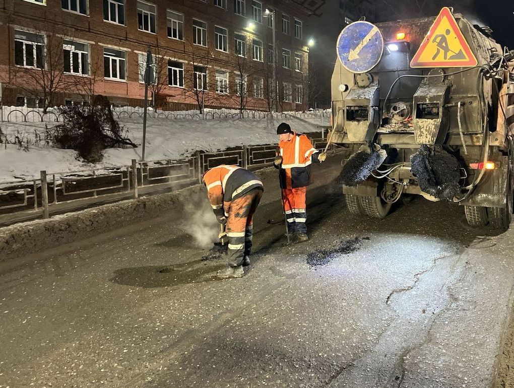 В Ижевске в ночь на 12 марта дорожники латали ямы на восьми улицах