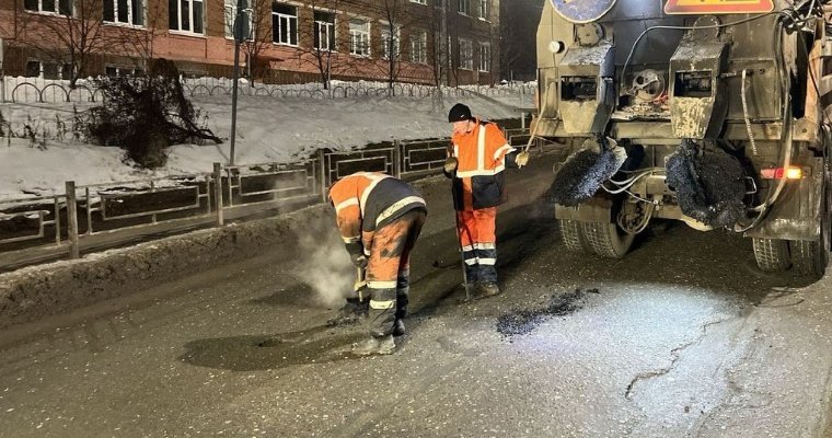 В Ижевске в ночь на 12 марта дорожники латали ямы на восьми улицах