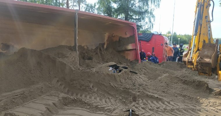Водитель легковушки скончался в результате ДТП с опрокидыванием песковоза в Удмуртии