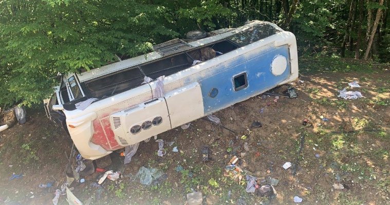 На Кубани два человека погибли после падения автобуса в кювет