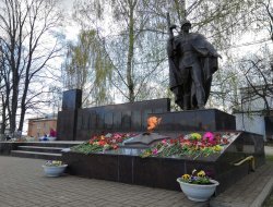 В День Победы в Завьялово открыли отреставрированный памятник воину-освободителю