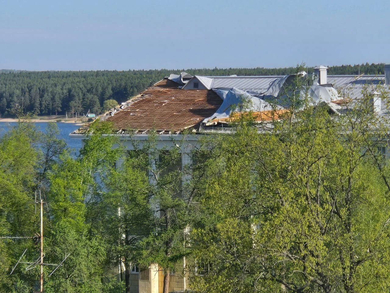 Сильный ветер повредил кровлю Дворца культуры Юбилейный в Воткинске