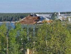 Сильный ветер повредил кровлю Дворца культуры «Юбилейный» в Воткинске